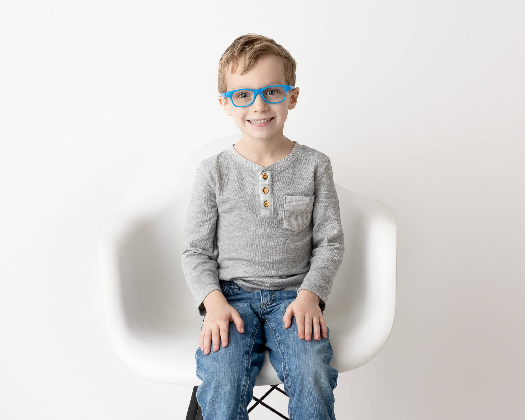 signs your toddler needs glasses