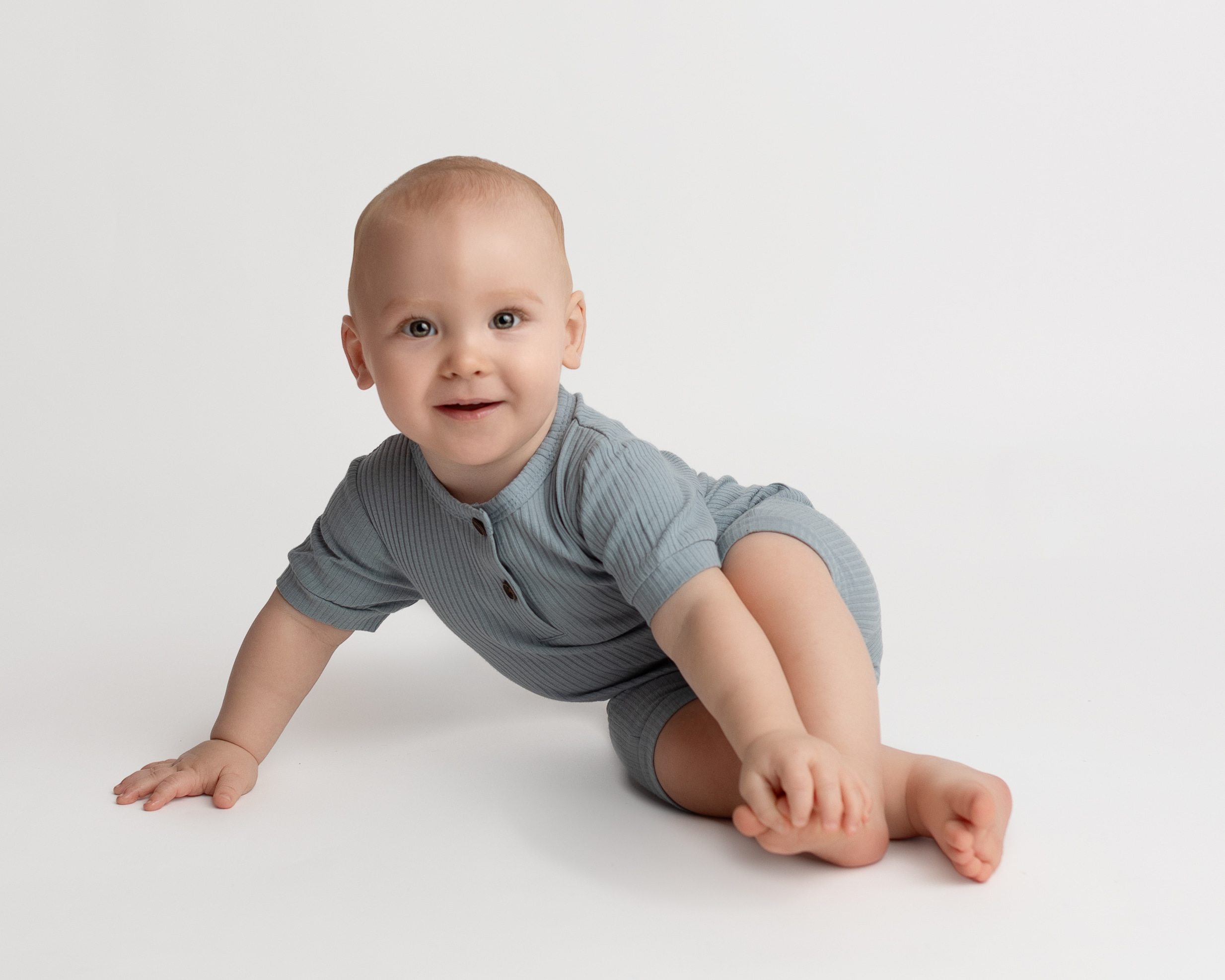 when should you see your baby's first crawl?