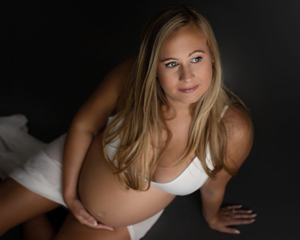 parents booking newborn photos Akron